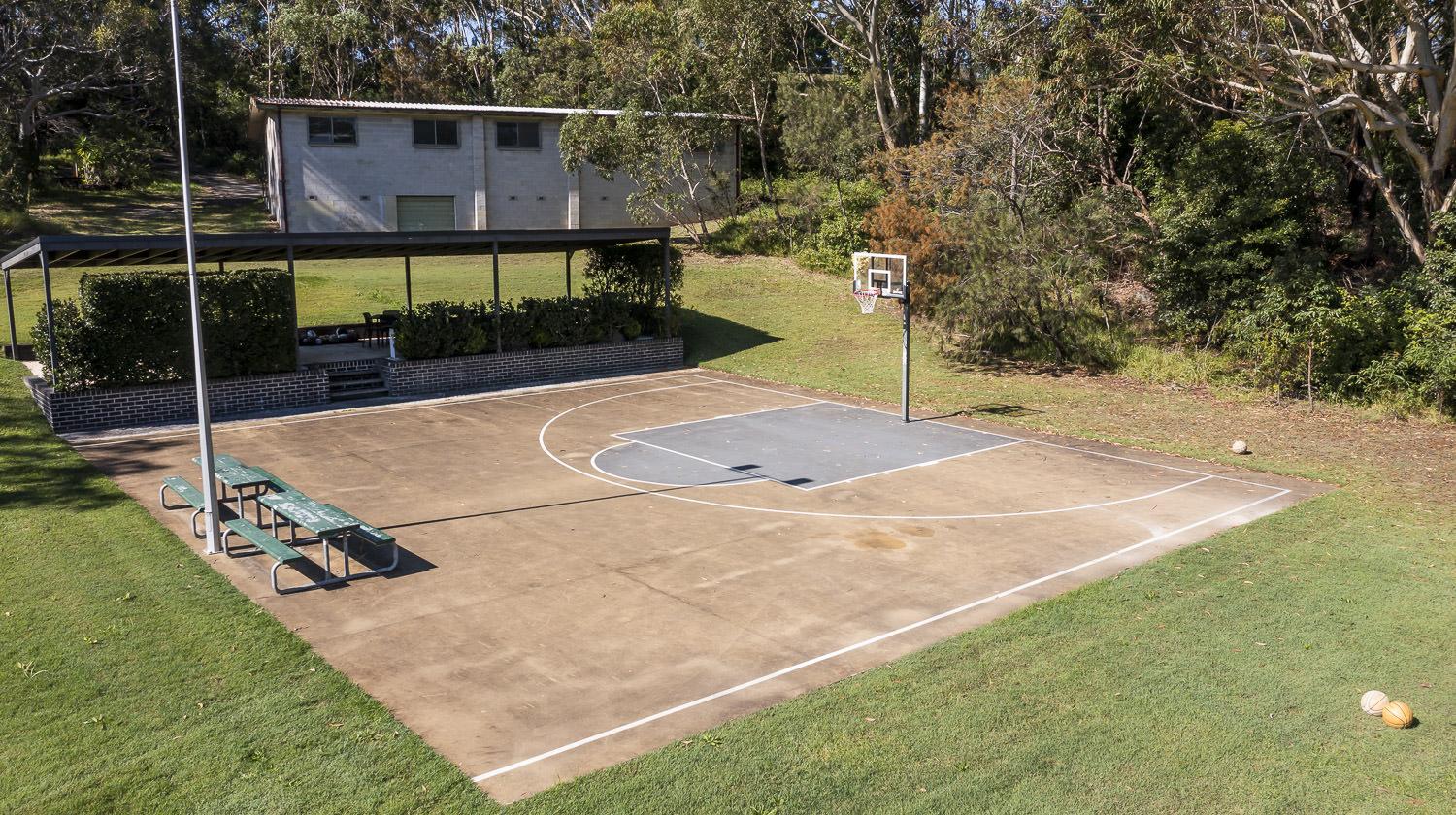 Kirinari Hostel Syd basketball court